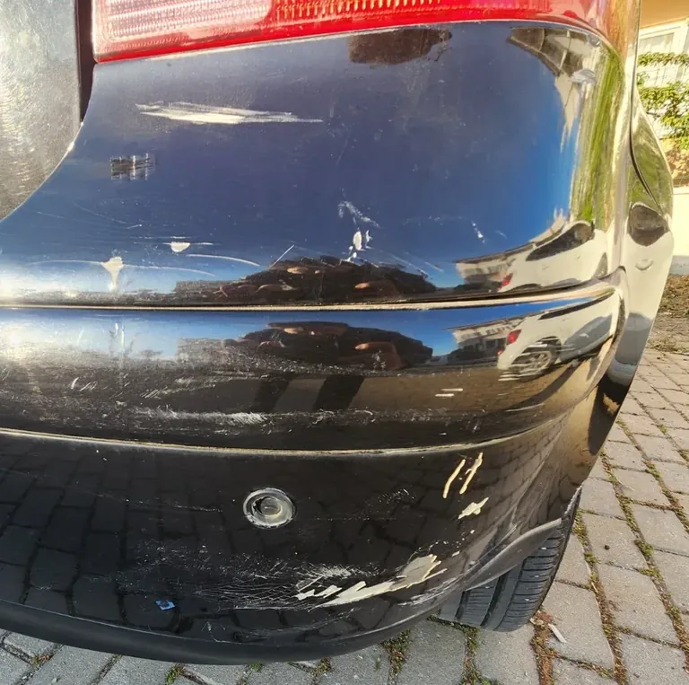 Inspection of localized damage to the front bumper on Golf 4