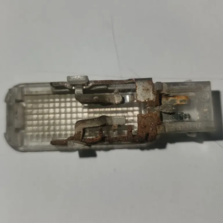 Golf 4 trunk lamp socket corrosion