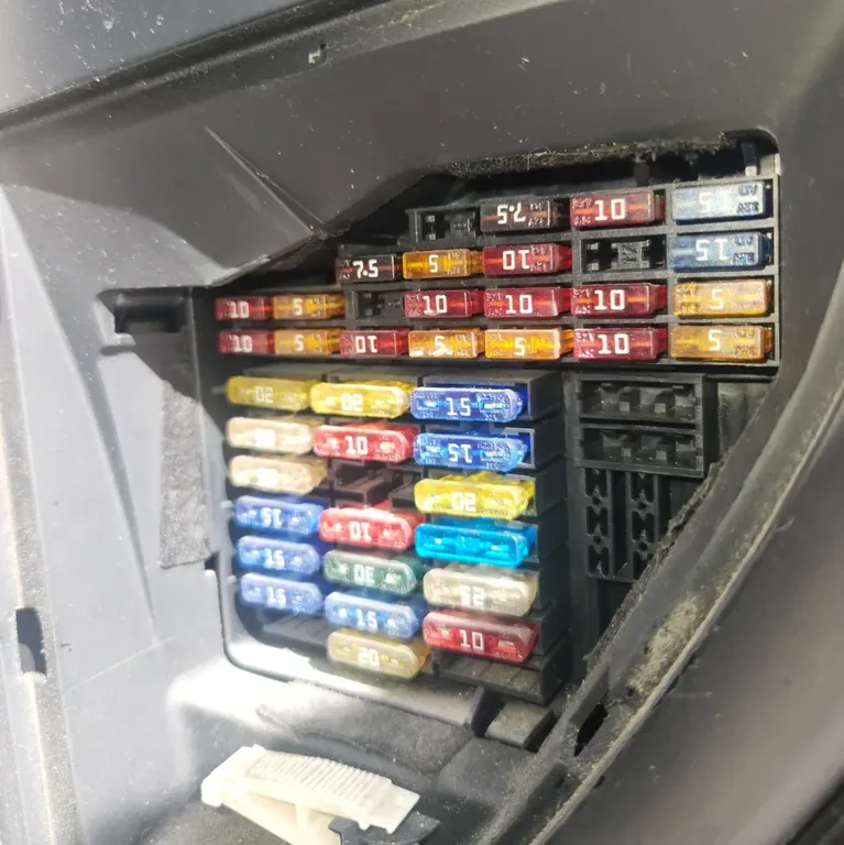 Cigarette lighter fuse and fuse box check.